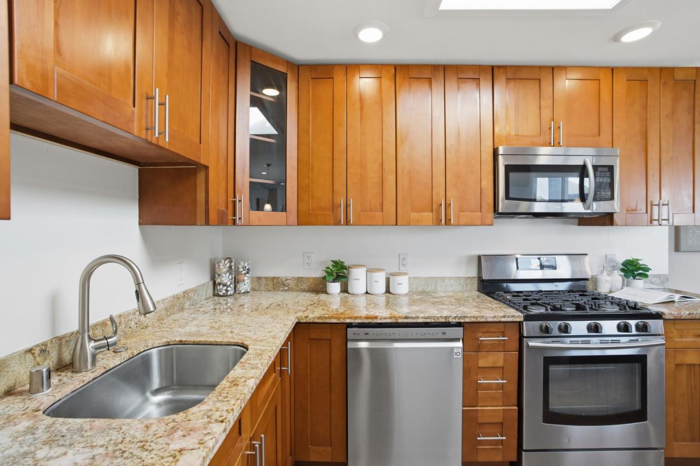 Detail Gallery Image 21 of 43 For 207 Rockwood Dr, South San Francisco,  CA 94080 - 3 Beds | 2 Baths