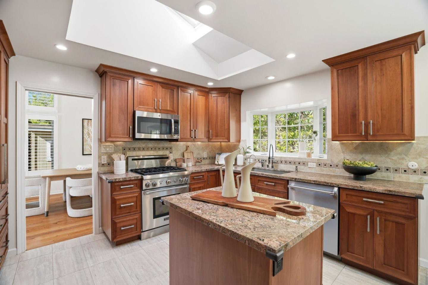 Detail Gallery Image 9 of 53 For 1315 Bright Oaks Ct, Los Altos,  CA 94024 - 5 Beds | 3 Baths