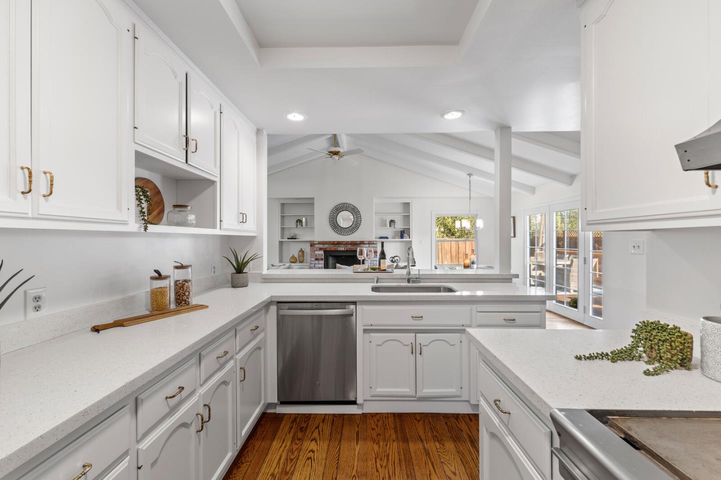 Detail Gallery Image 11 of 35 For 818 W Grant Pl, San Mateo,  CA 94402 - 3 Beds | 2/1 Baths