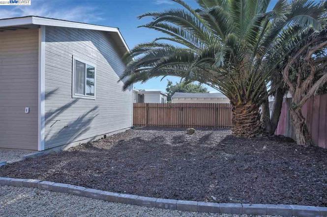 Detail Gallery Image 3 of 27 For 1753 Church St, Oakland,  CA 94621 - 2 Beds | 1 Baths