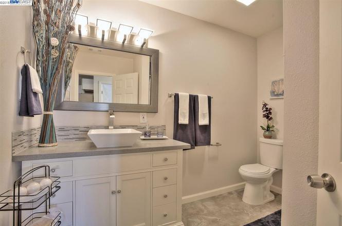 Detail Gallery Image 8 of 27 For 1753 Church St, Oakland,  CA 94621 - 2 Beds | 1 Baths