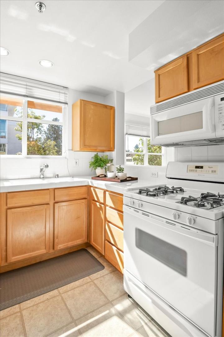 Detail Gallery Image 7 of 16 For 108 Bryant St #28,  Mountain View,  CA 94041 - 3 Beds | 2/1 Baths