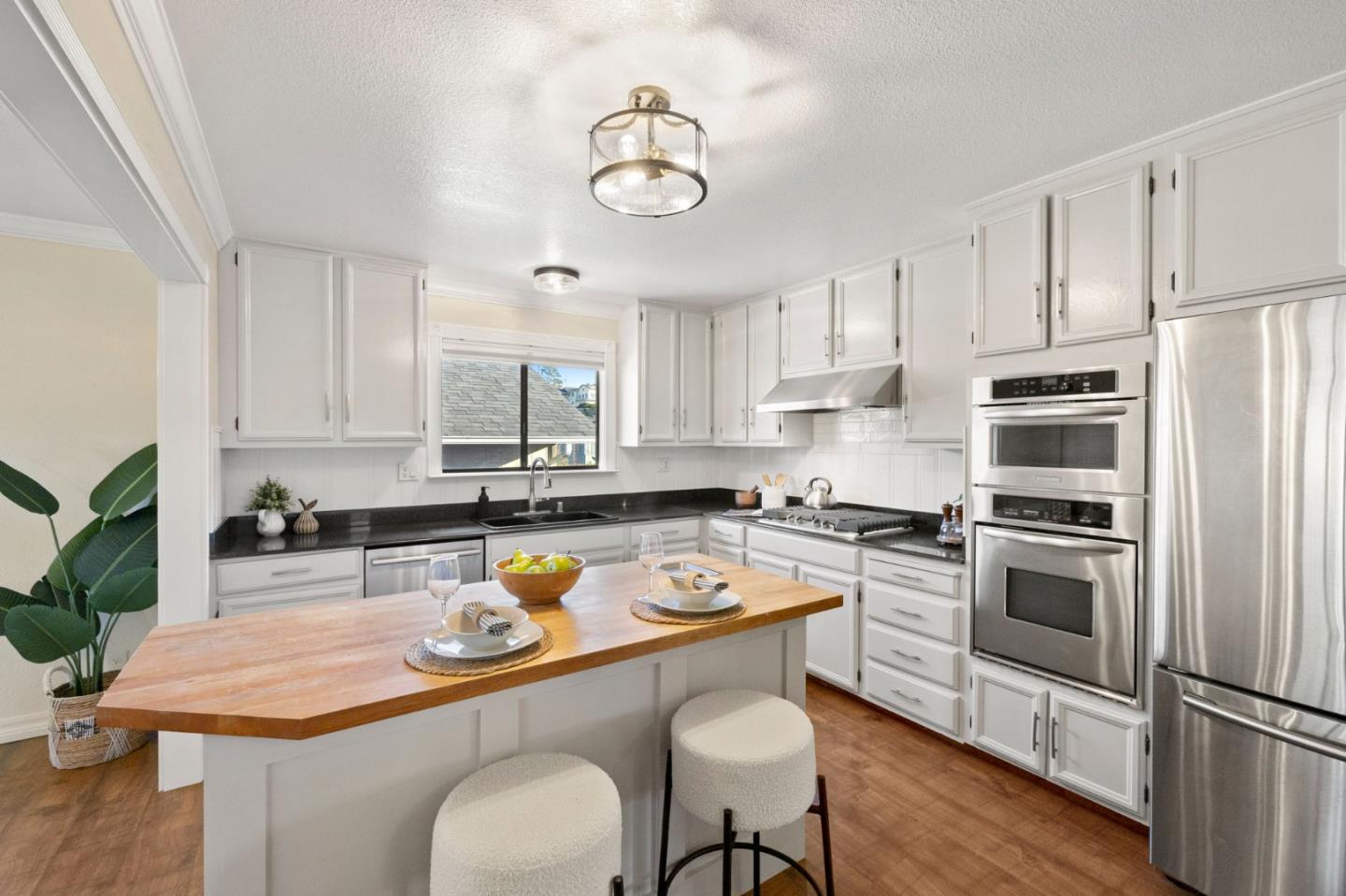 Detail Gallery Image 18 of 52 For 266 6th St, Montara,  CA 94037 - 5 Beds | 3 Baths