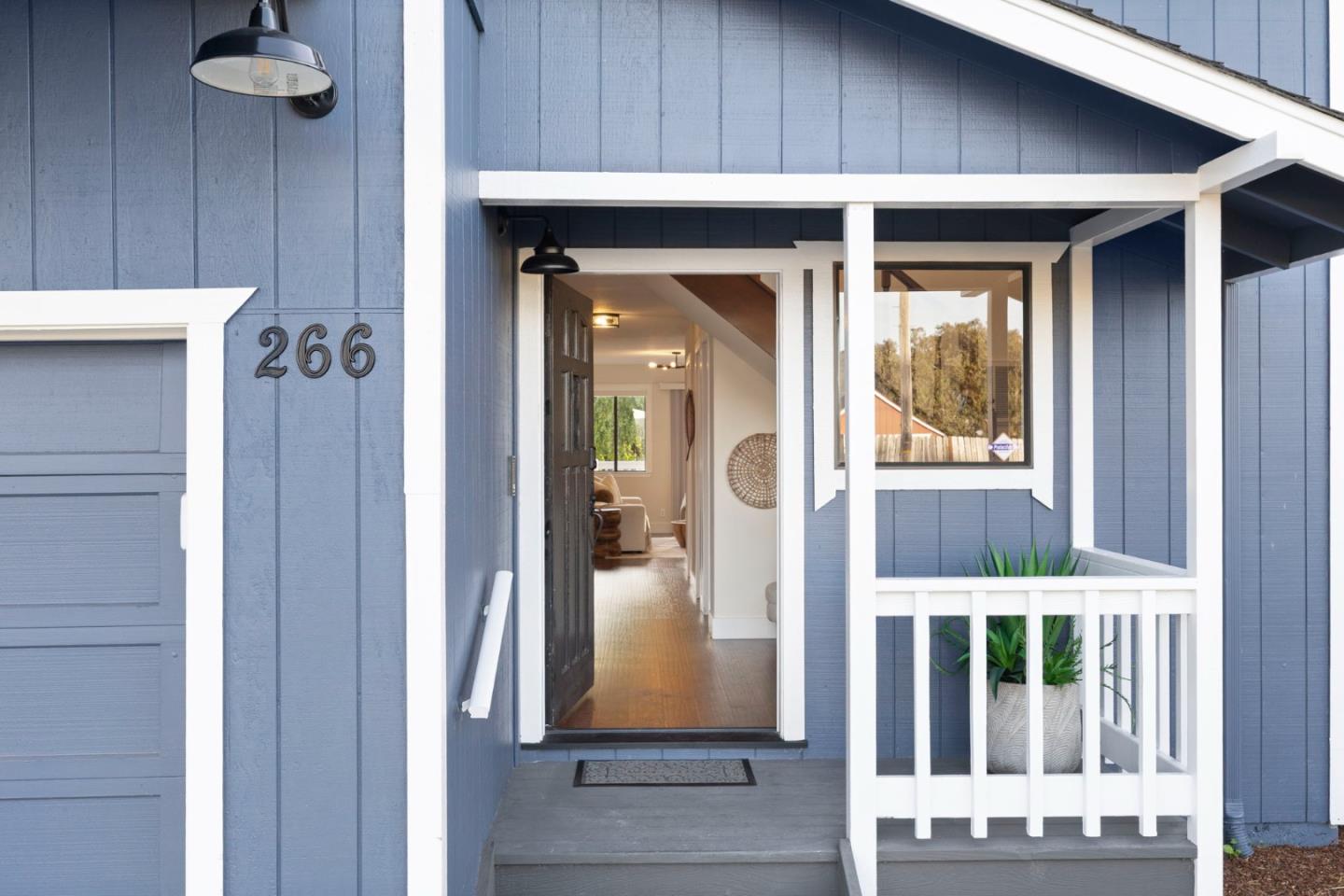 Detail Gallery Image 5 of 52 For 266 6th St, Montara,  CA 94037 - 5 Beds | 3 Baths