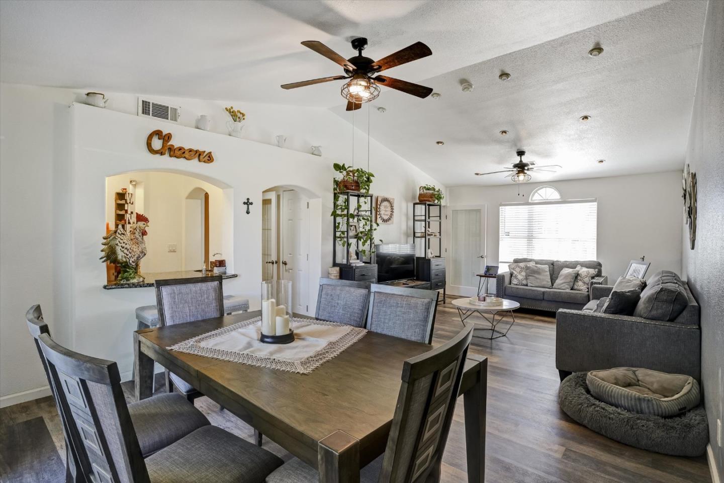 Detail Gallery Image 10 of 47 For 573 Rosewood Ct, Los Banos,  CA 93635 - 4 Beds | 3 Baths