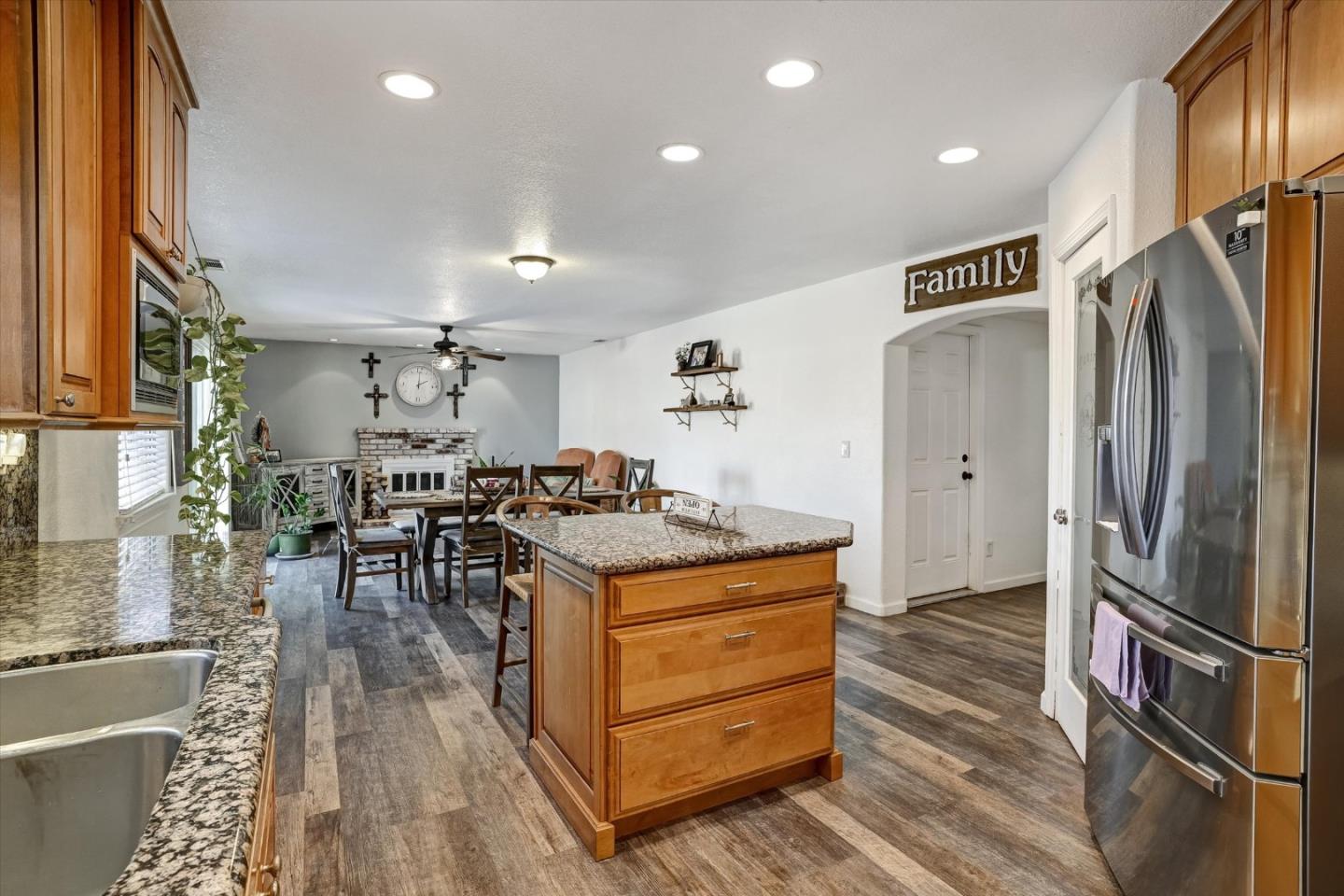 Detail Gallery Image 16 of 47 For 573 Rosewood Ct, Los Banos,  CA 93635 - 4 Beds | 3 Baths