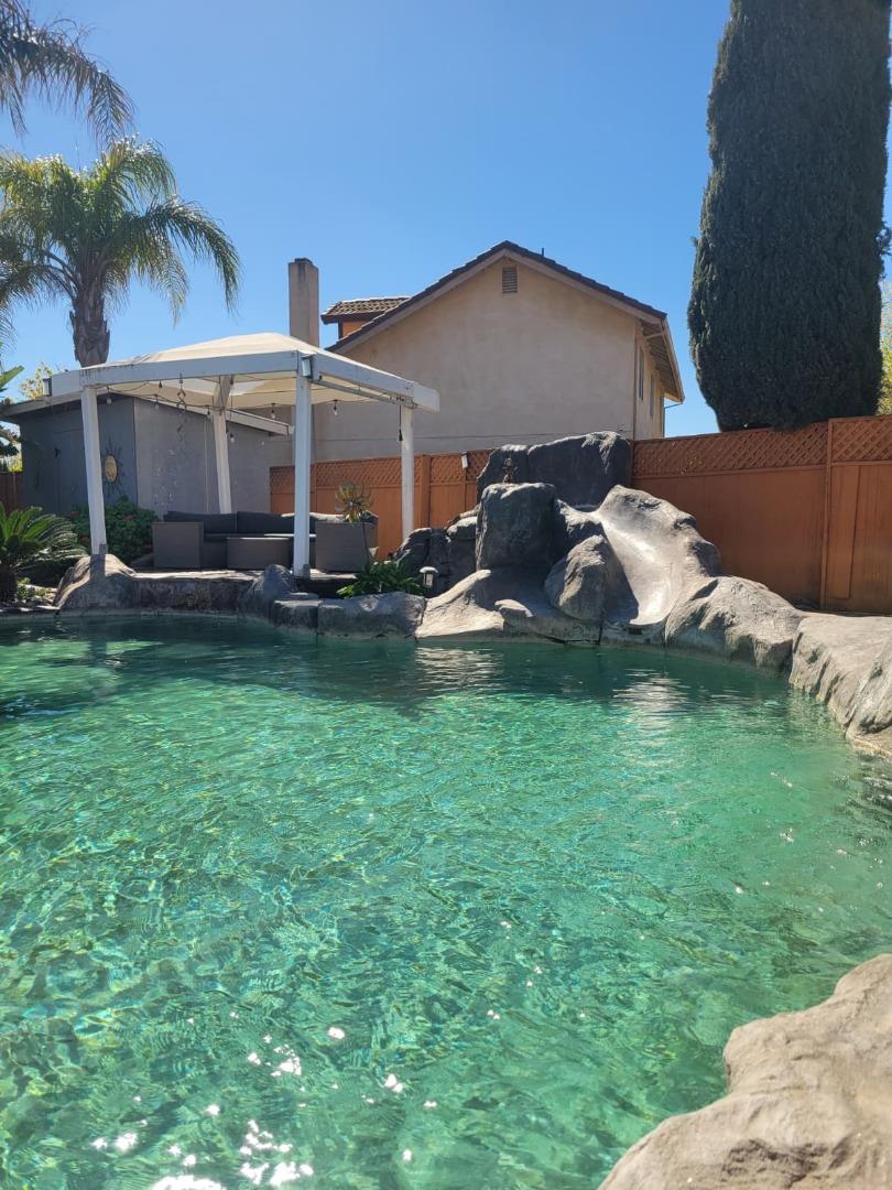 Detail Gallery Image 4 of 7 For 573 Rosewood Ct, Los Banos,  CA 93635 - 4 Beds | 2/1 Baths