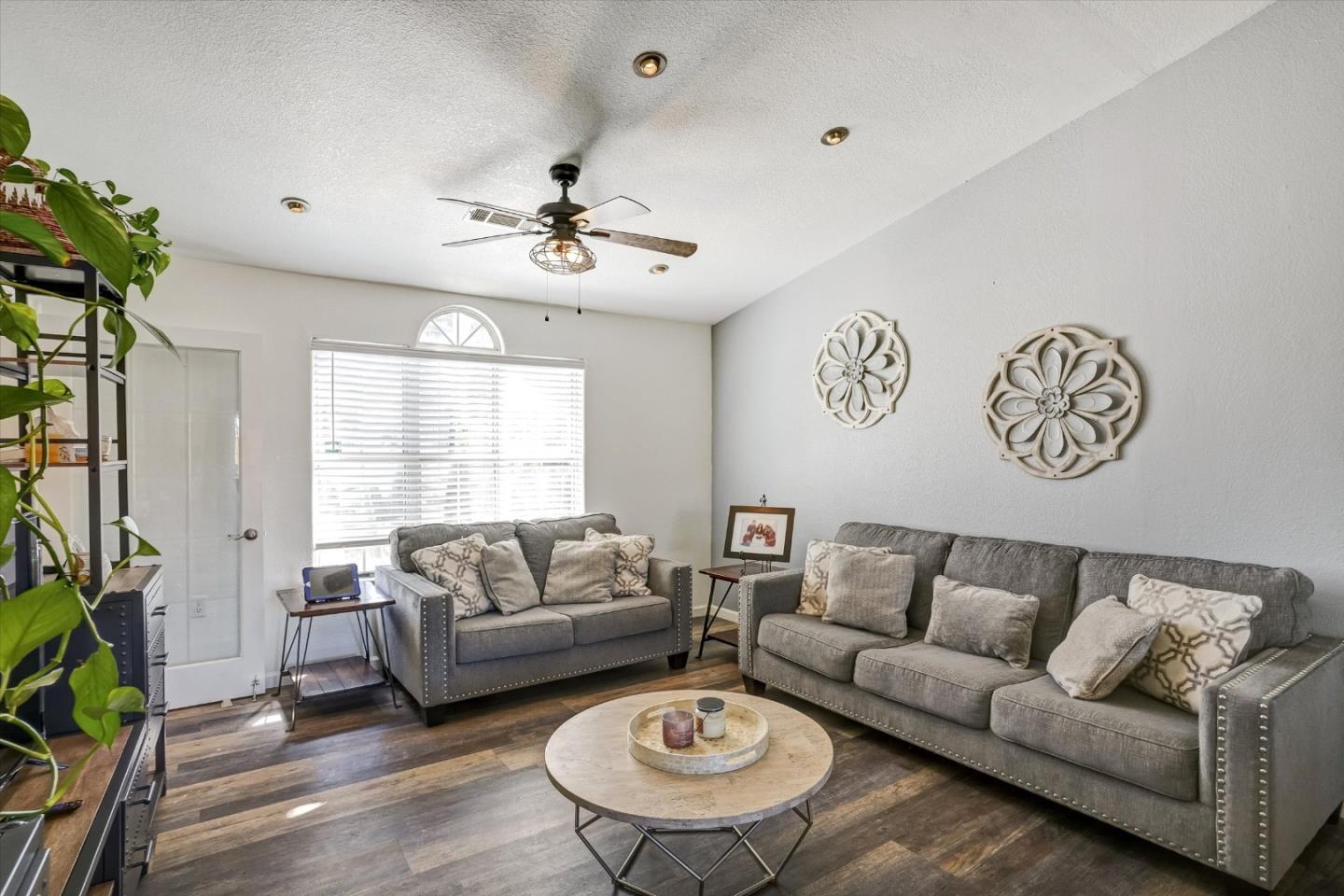 Detail Gallery Image 8 of 47 For 573 Rosewood Ct, Los Banos,  CA 93635 - 4 Beds | 3 Baths