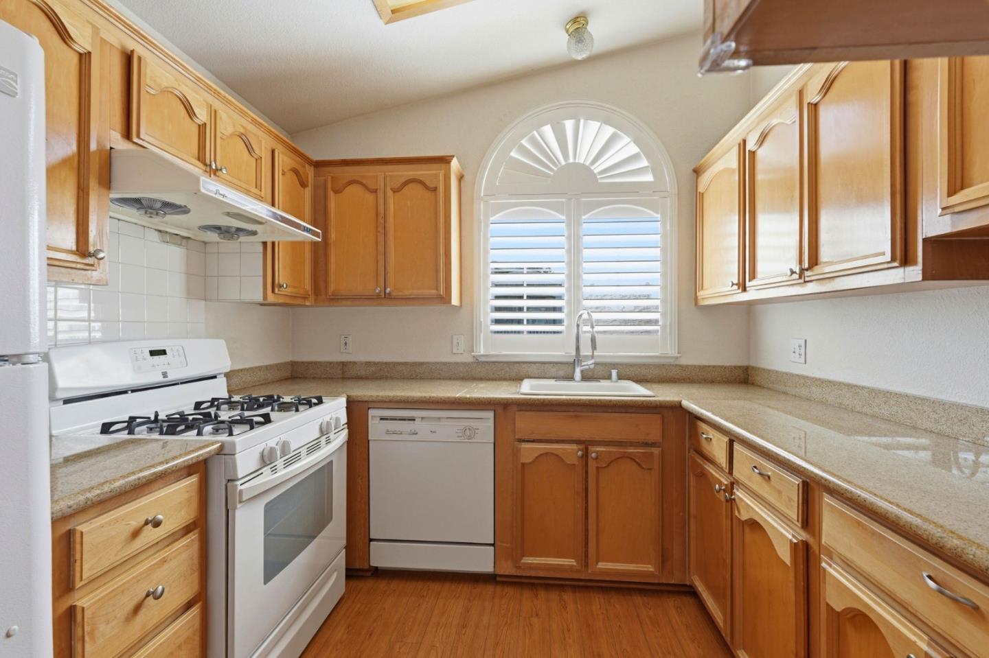 Detail Gallery Image 9 of 27 For 2600 Senter Rd #121,  San Jose,  CA 95111 - 3 Beds | 2 Baths