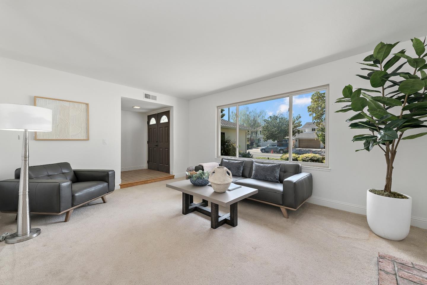 Detail Gallery Image 4 of 26 For 880 Russet Dr, Sunnyvale,  CA 94087 - 6 Beds | 3 Baths