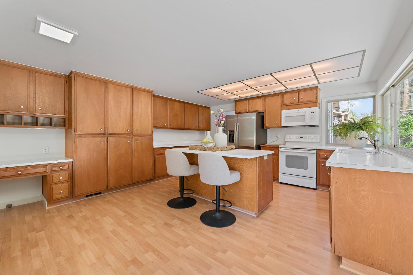 Detail Gallery Image 8 of 26 For 880 Russet Dr, Sunnyvale,  CA 94087 - 6 Beds | 3 Baths