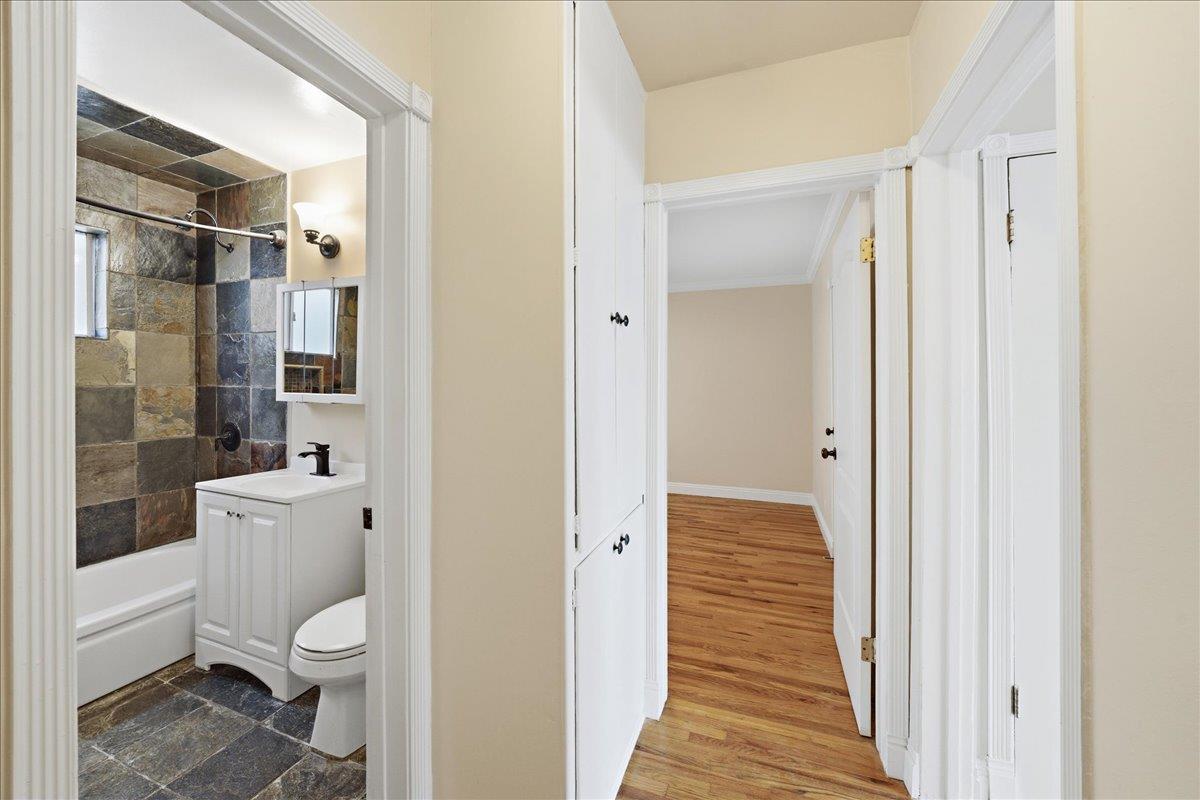 Detail Gallery Image 11 of 17 For 11719 Mayfield Ave Apt 1,  Los Angeles,  CA 90049 - 2 Beds | 1 Baths