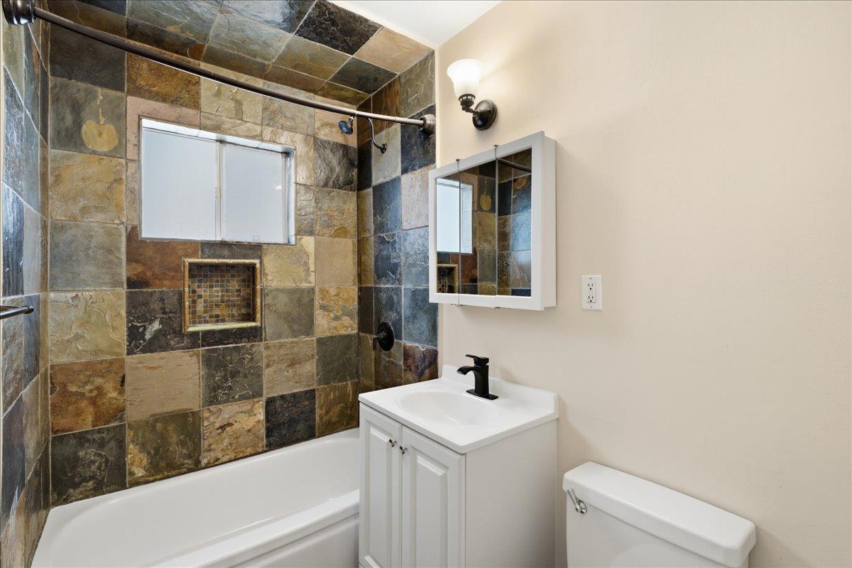 Detail Gallery Image 12 of 17 For 11719 Mayfield Ave Apt 1,  Los Angeles,  CA 90049 - 2 Beds | 1 Baths