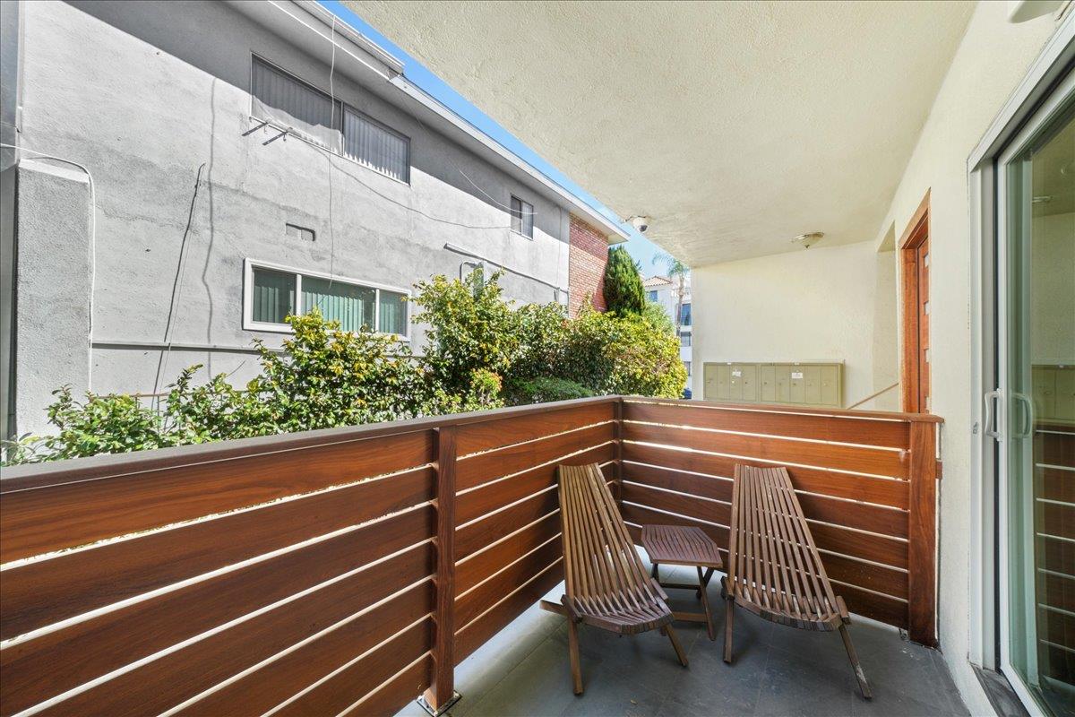 Detail Gallery Image 15 of 17 For 11719 Mayfield Ave Apt 1,  Los Angeles,  CA 90049 - 2 Beds | 1 Baths