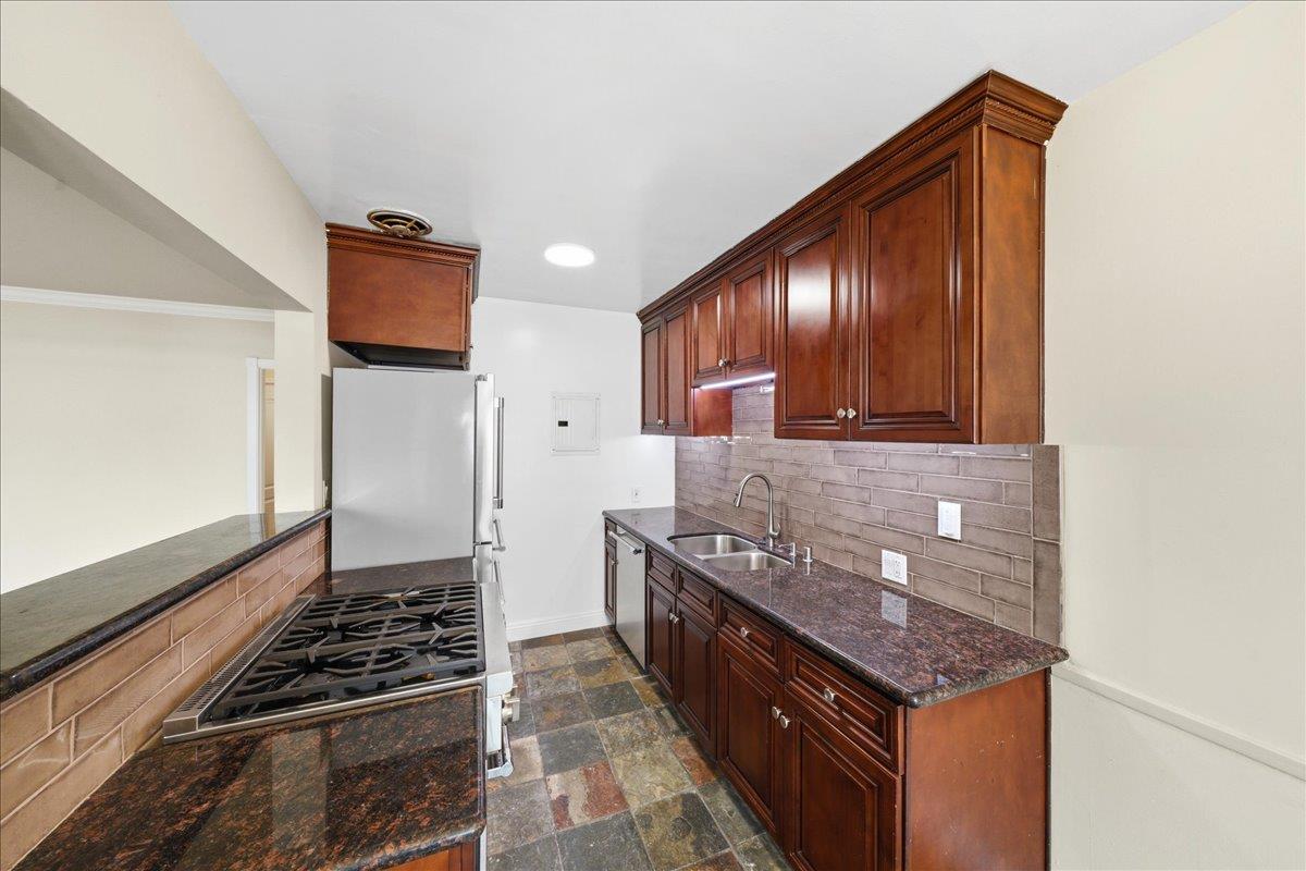 Detail Gallery Image 6 of 17 For 11719 Mayfield Ave Apt 1,  Los Angeles,  CA 90049 - 2 Beds | 1 Baths