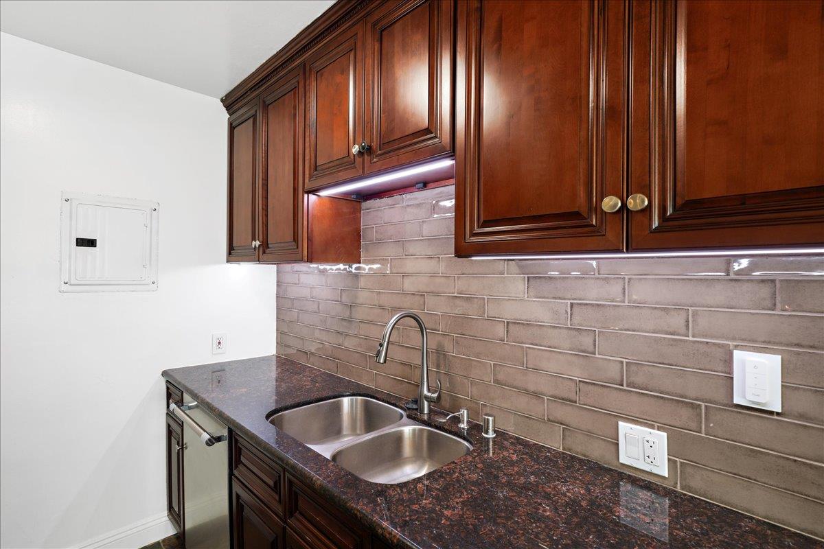 Detail Gallery Image 7 of 17 For 11719 Mayfield Ave Apt 1,  Los Angeles,  CA 90049 - 2 Beds | 1 Baths