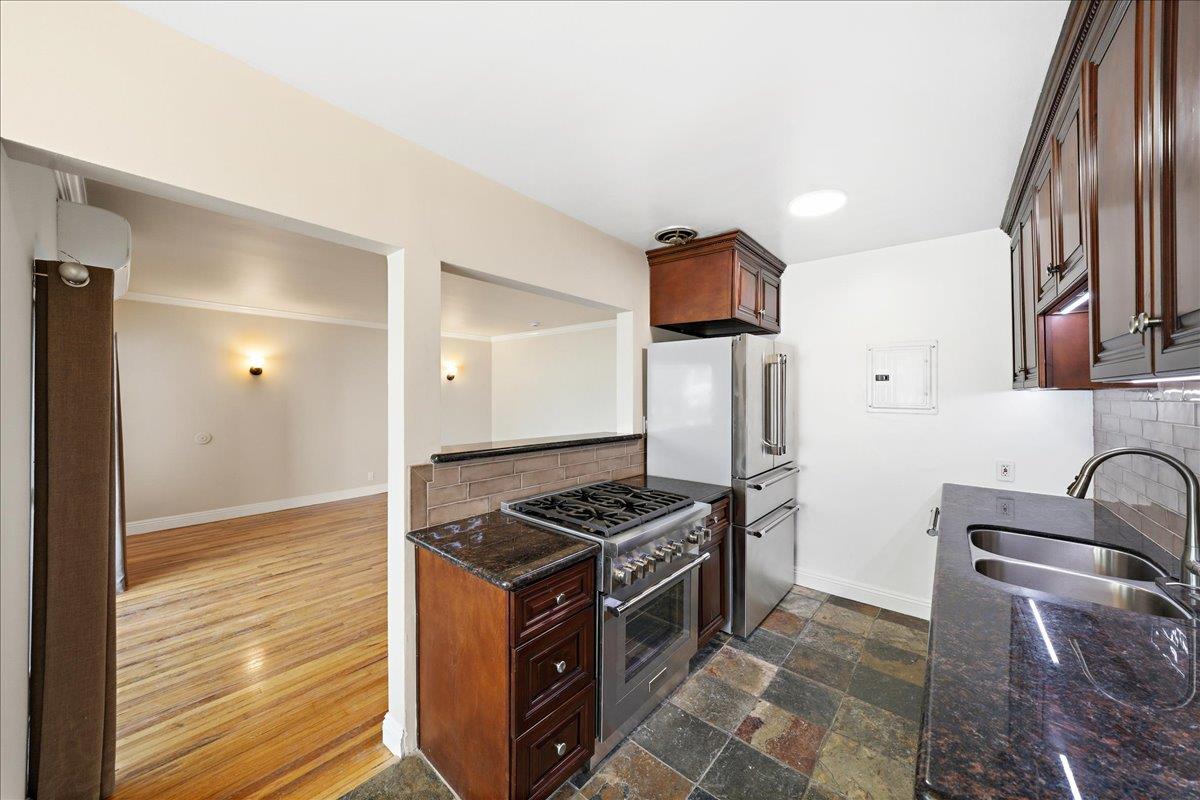 Detail Gallery Image 8 of 17 For 11719 Mayfield Ave Apt 1,  Los Angeles,  CA 90049 - 2 Beds | 1 Baths