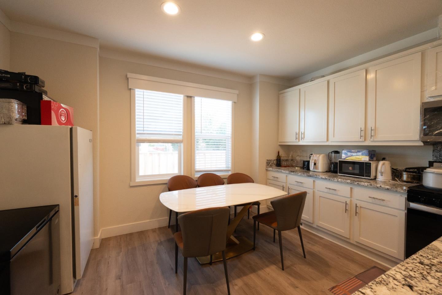 Detail Gallery Image 7 of 34 For 1225 Vienna Dr #731,  Sunnyvale,  CA 94089 - 3 Beds | 3 Baths