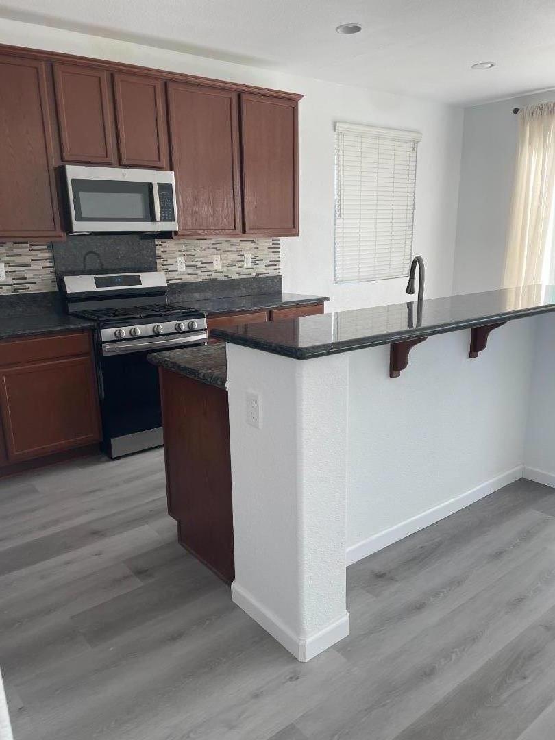 Detail Gallery Image 2 of 7 For 668 Town Sq, Lathrop,  CA 95330 - 5 Beds | 3 Baths