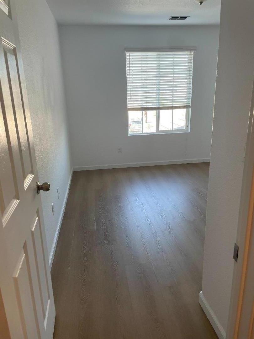 Detail Gallery Image 6 of 7 For 668 Town Sq, Lathrop,  CA 95330 - 5 Beds | 3 Baths