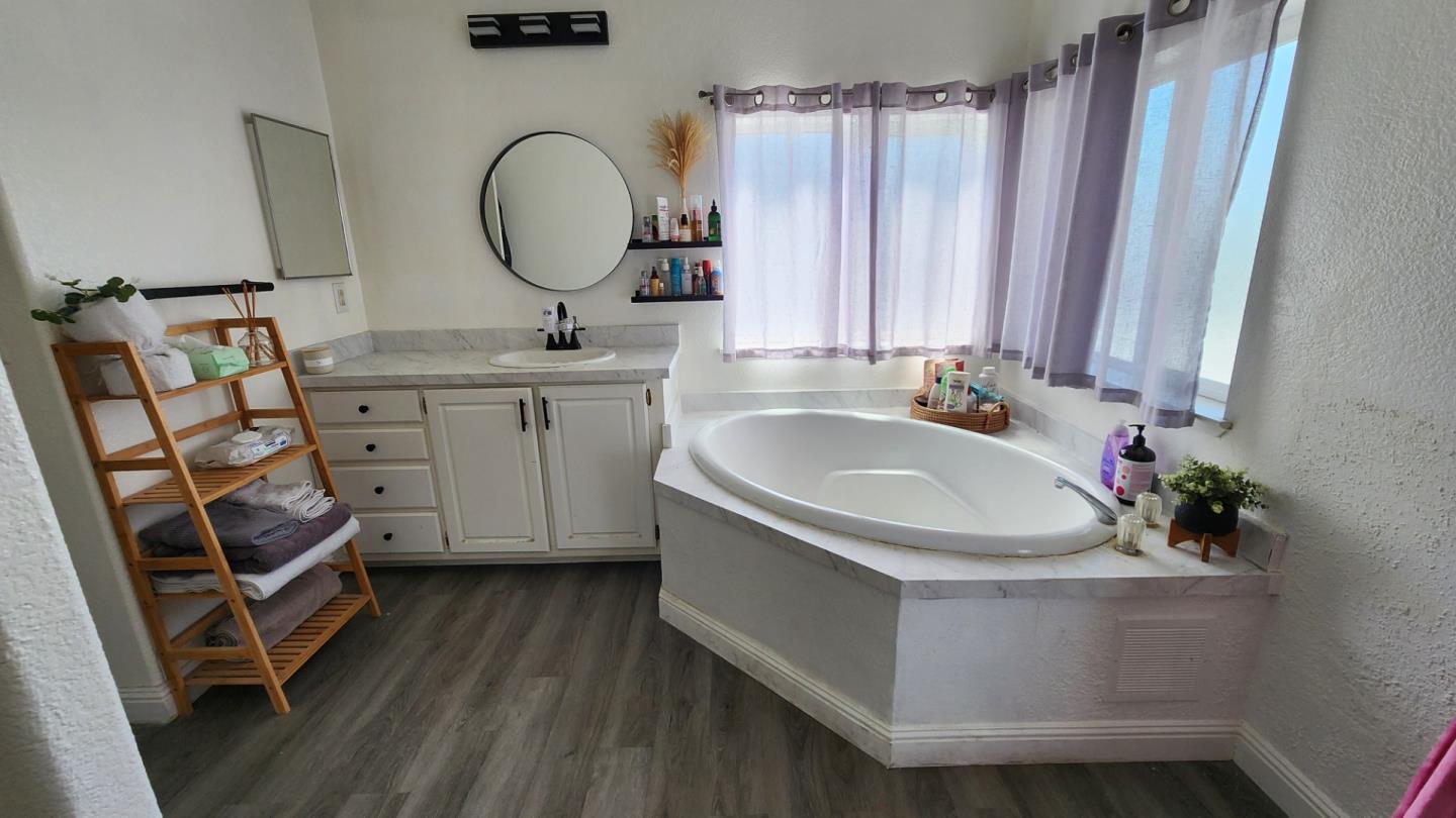 Detail Gallery Image 9 of 13 For 5450 Monterey Rd #142,  San Jose,  CA 95111 - 3 Beds | 2 Baths