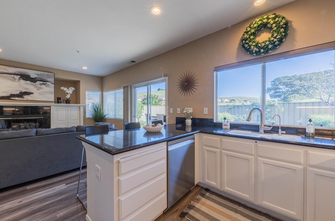 Detail Gallery Image 11 of 45 For 27312 Bavella Way, Salinas,  CA 93908 - 4 Beds | 2/1 Baths