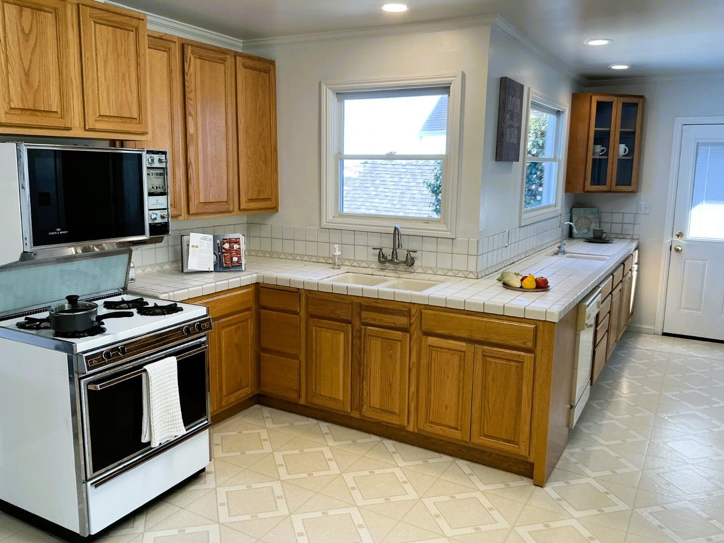 Detail Gallery Image 8 of 23 For 353 Hazel Ave, San Bruno,  CA 94066 - 3 Beds | 2 Baths