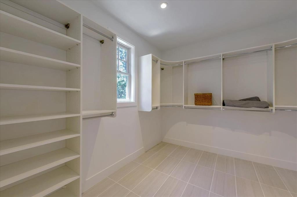 Detail Gallery Image 14 of 32 For 18816 Montalvo Oaks Cir, Monte Sereno,  CA 95030 - 5 Beds | 4/1 Baths