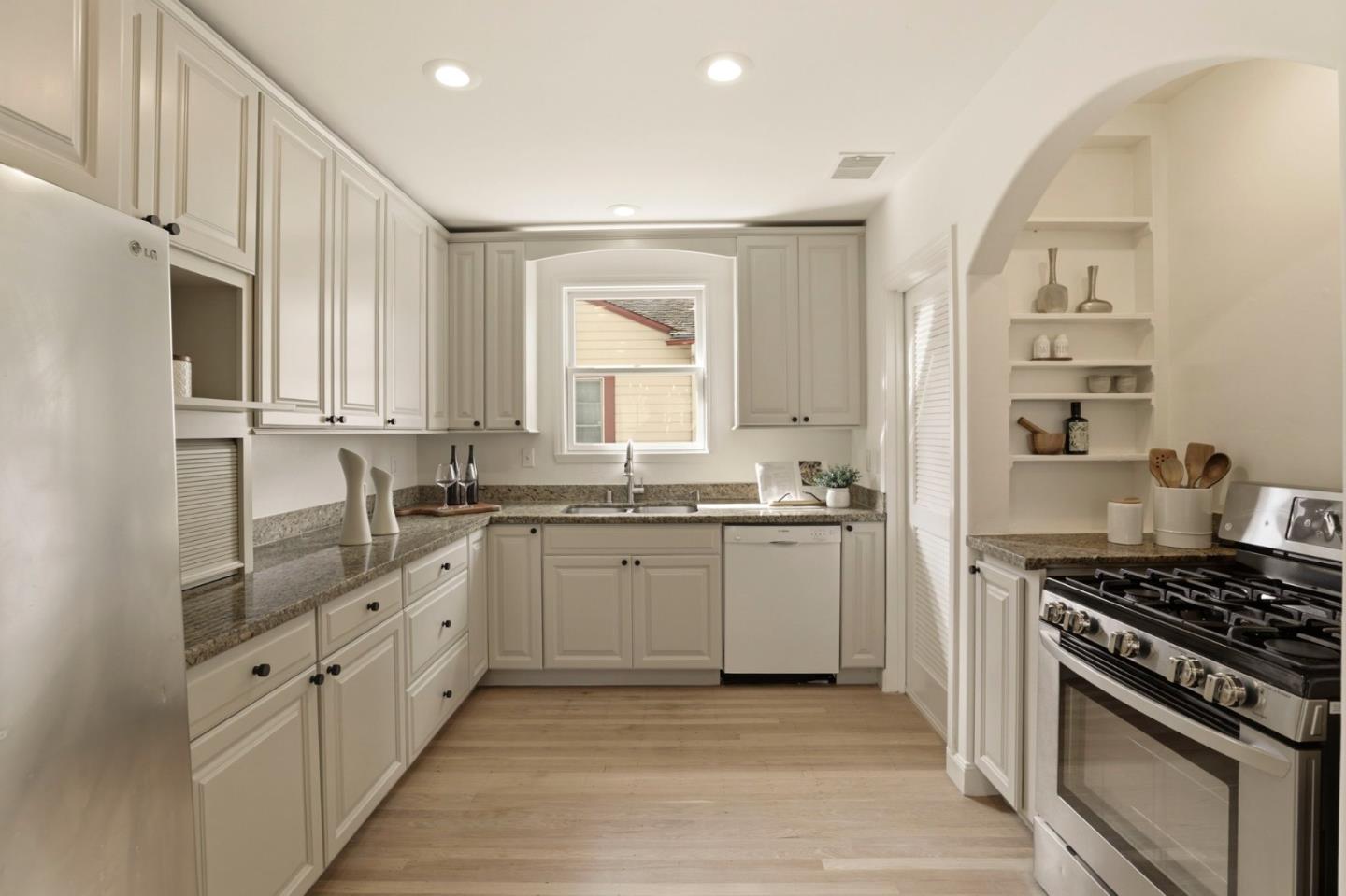 Detail Gallery Image 12 of 26 For 1017 Henderson Ave, Menlo Park,  CA 94025 - 3 Beds | 3 Baths