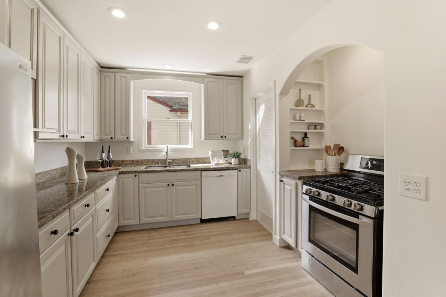 Detail Gallery Image 13 of 26 For 1017 Henderson Ave, Menlo Park,  CA 94025 - 3 Beds | 3 Baths