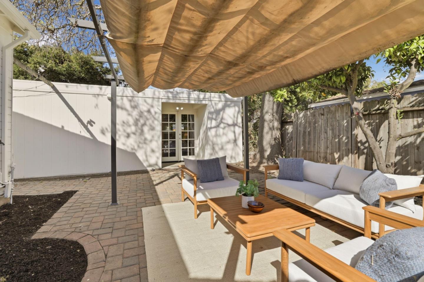 Detail Gallery Image 24 of 26 For 1017 Henderson Ave, Menlo Park,  CA 94025 - 3 Beds | 3 Baths