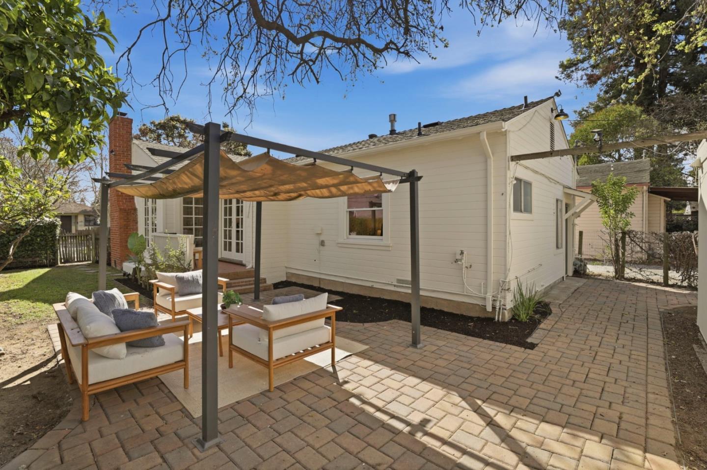 Detail Gallery Image 25 of 26 For 1017 Henderson Ave, Menlo Park,  CA 94025 - 3 Beds | 3 Baths