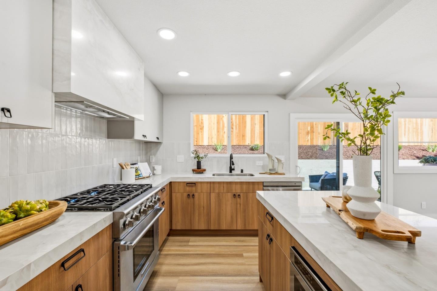 Detail Gallery Image 8 of 26 For 1910 Notre Dame Ave, Belmont,  CA 94002 - 3 Beds | 2 Baths