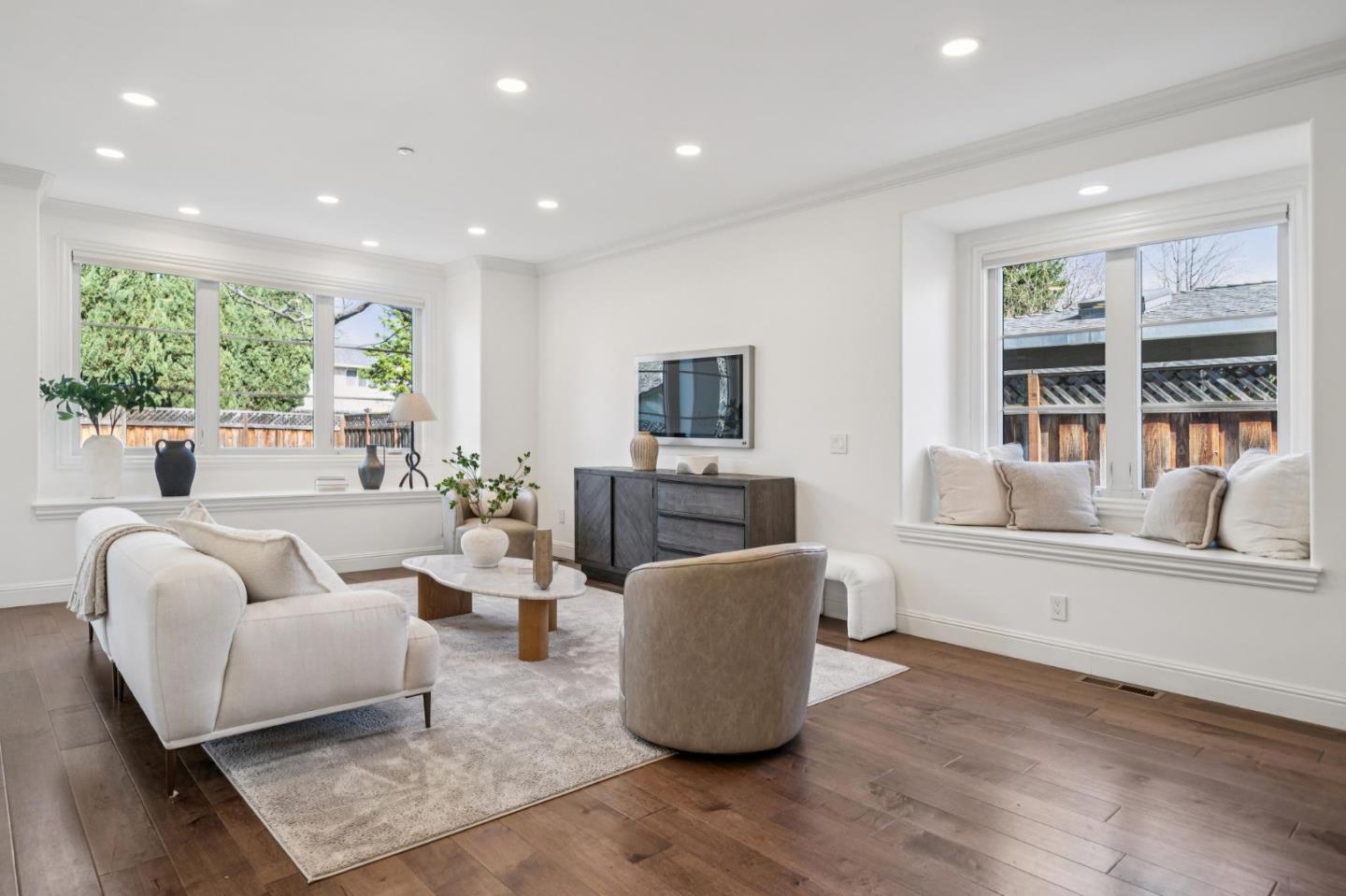 Detail Gallery Image 16 of 33 For 3011 Bryant St, Palo Alto,  CA 94306 - 4 Beds | 3/1 Baths