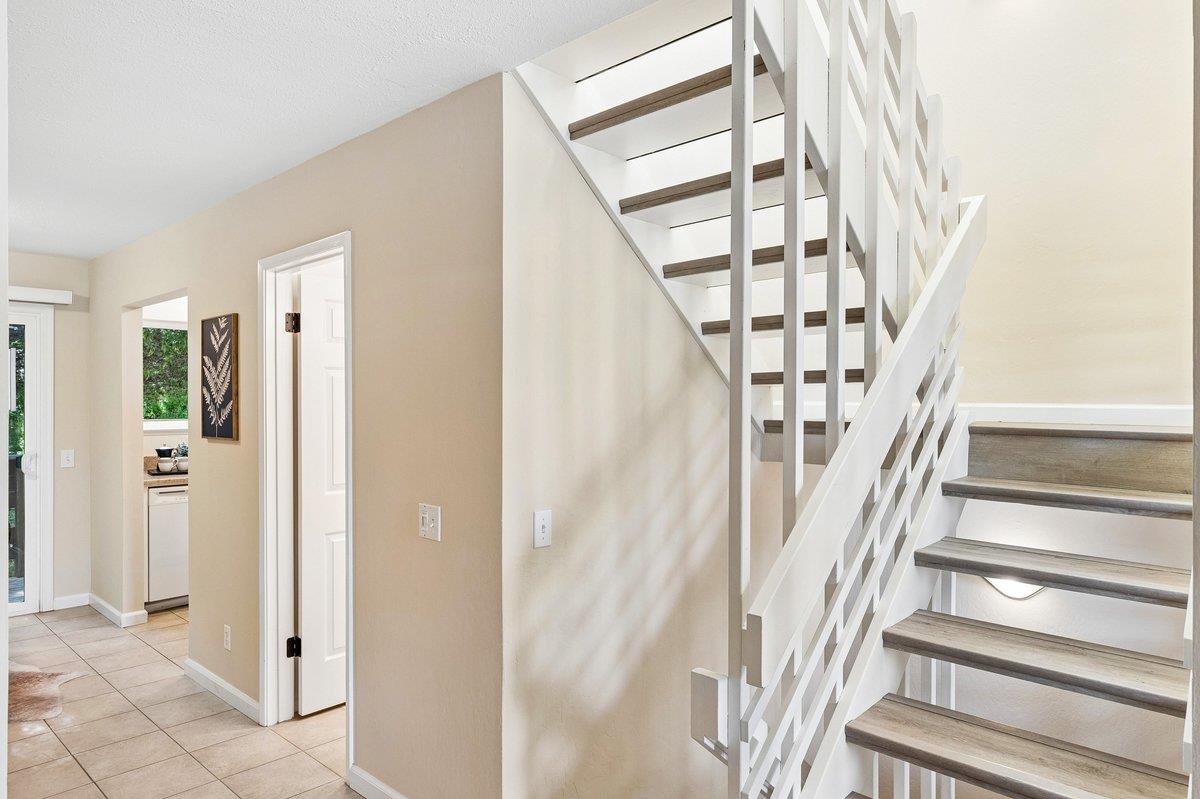 Detail Gallery Image 2 of 47 For 4024 Farm Hill #8,  Redwood City,  CA 94061 - 2 Beds | 1 Baths