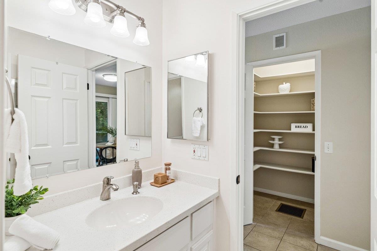 Detail Gallery Image 3 of 47 For 4024 Farm Hill #8,  Redwood City,  CA 94061 - 2 Beds | 1 Baths