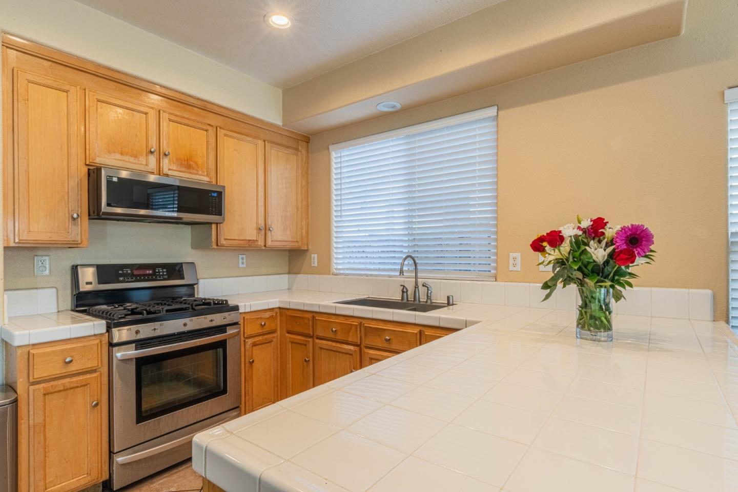 Detail Gallery Image 12 of 60 For 1099 Twin Creeks Dr, Salinas,  CA 93905 - 5 Beds | 2/1 Baths
