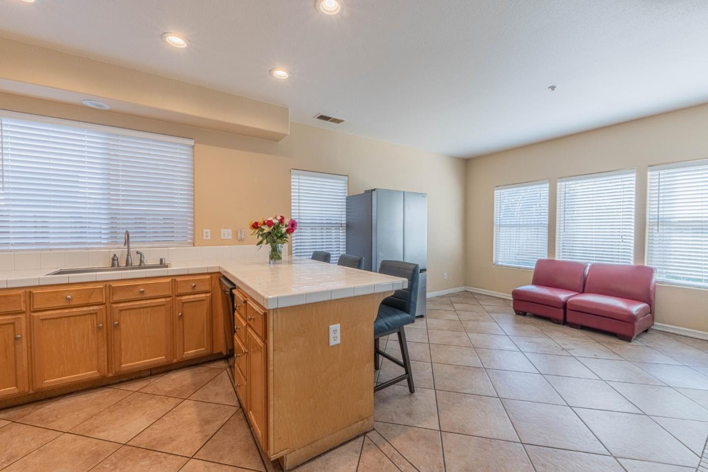 Detail Gallery Image 13 of 60 For 1099 Twin Creeks Dr, Salinas,  CA 93905 - 5 Beds | 2/1 Baths