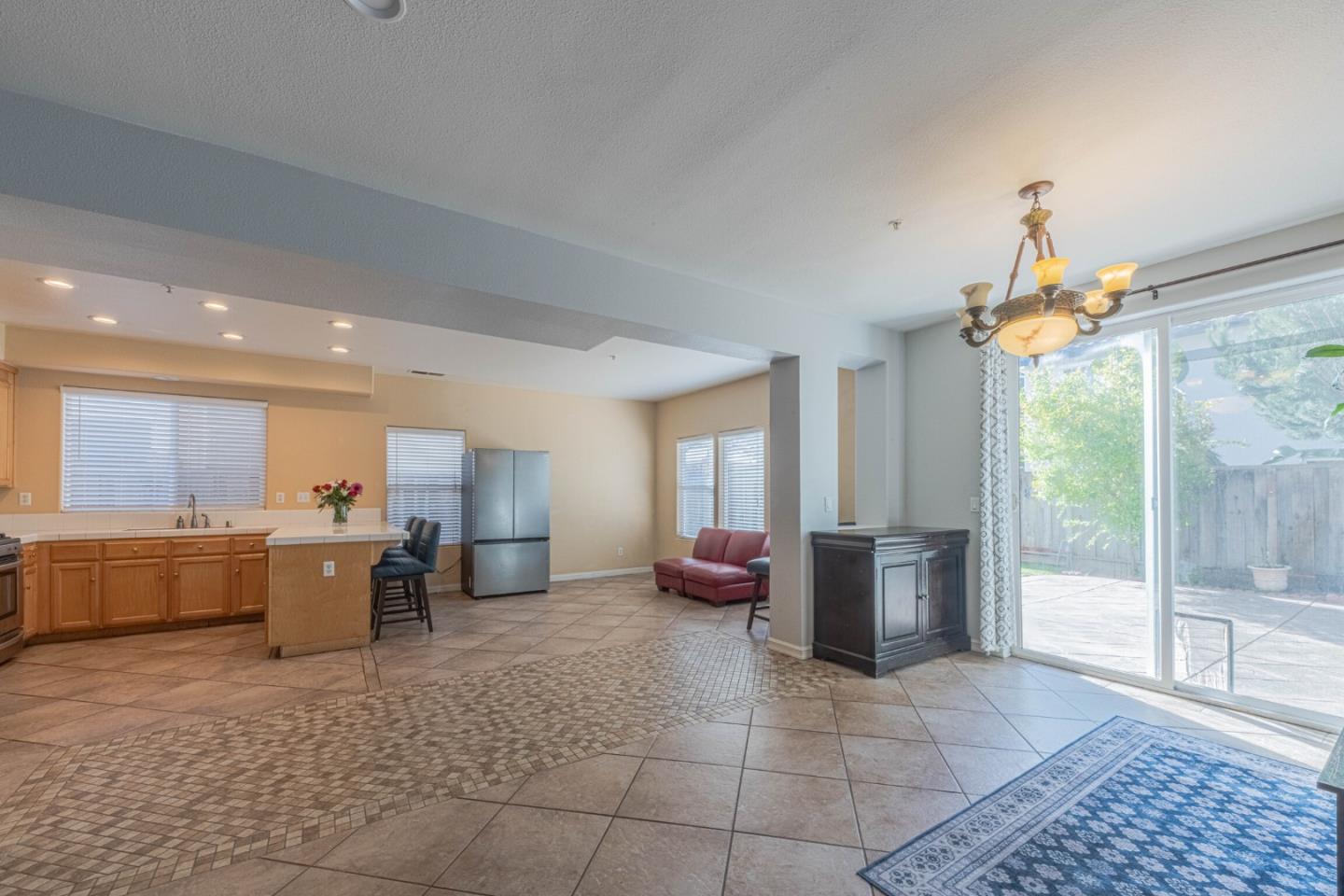 Detail Gallery Image 6 of 60 For 1099 Twin Creeks Dr, Salinas,  CA 93905 - 5 Beds | 2/1 Baths