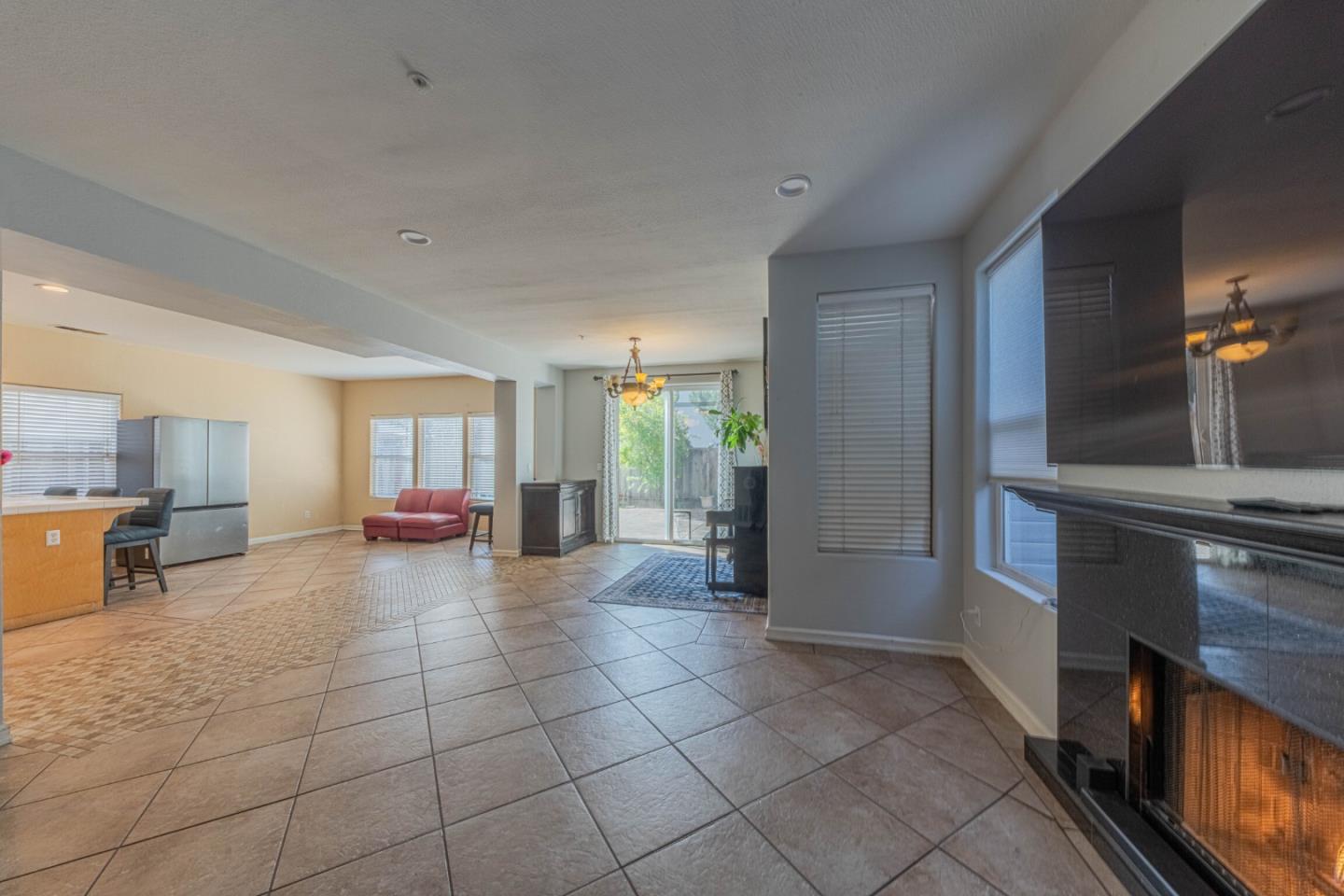 Detail Gallery Image 7 of 60 For 1099 Twin Creeks Dr, Salinas,  CA 93905 - 5 Beds | 2/1 Baths