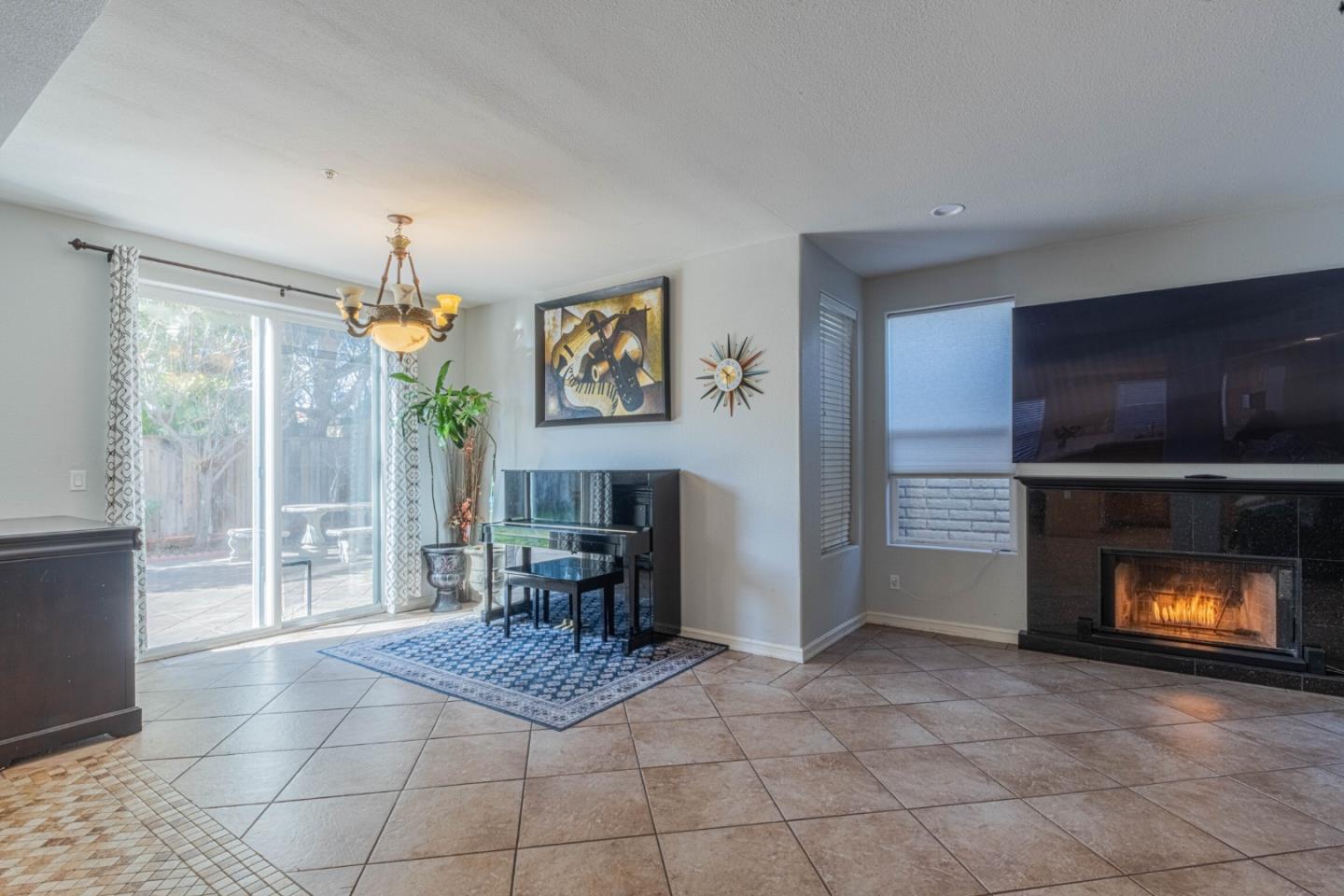 Detail Gallery Image 9 of 60 For 1099 Twin Creeks Dr, Salinas,  CA 93905 - 5 Beds | 2/1 Baths