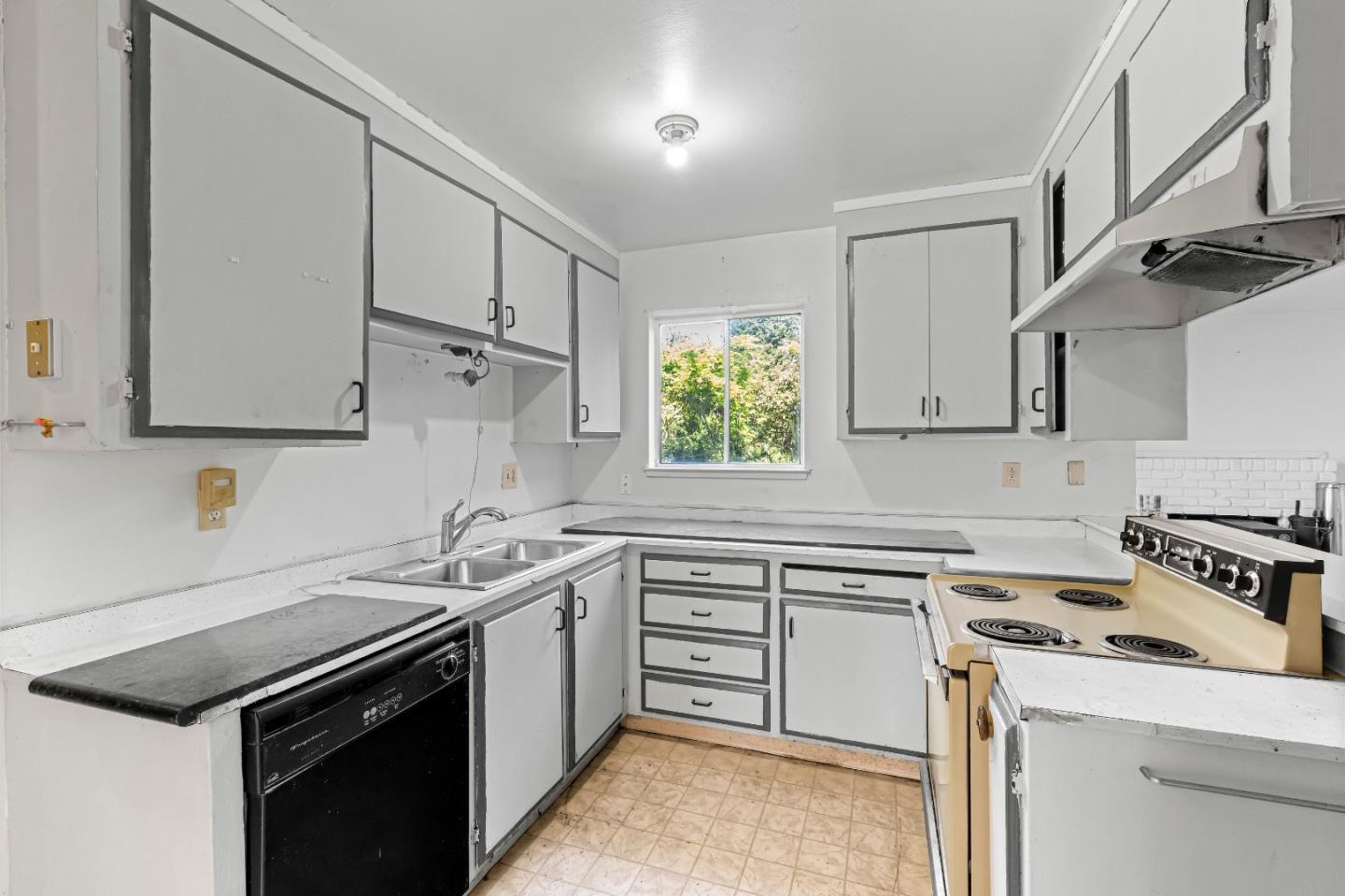 Detail Gallery Image 16 of 45 For 2178 Ashwood Ln, San Jose,  CA 95132 - 5 Beds | 2/1 Baths