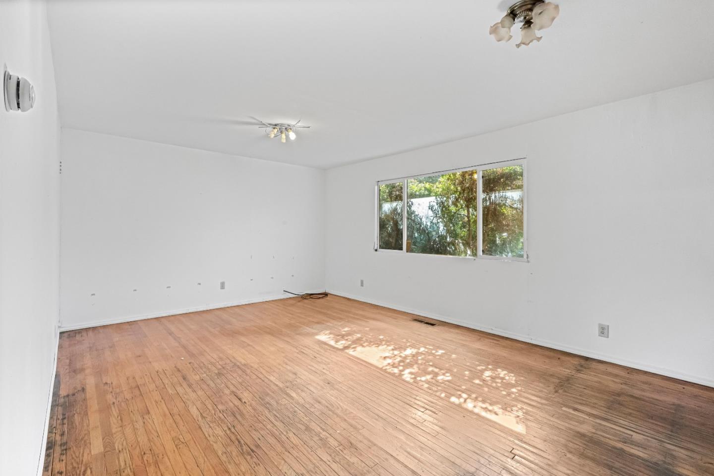 Detail Gallery Image 9 of 45 For 2178 Ashwood Ln, San Jose,  CA 95132 - 5 Beds | 2/1 Baths