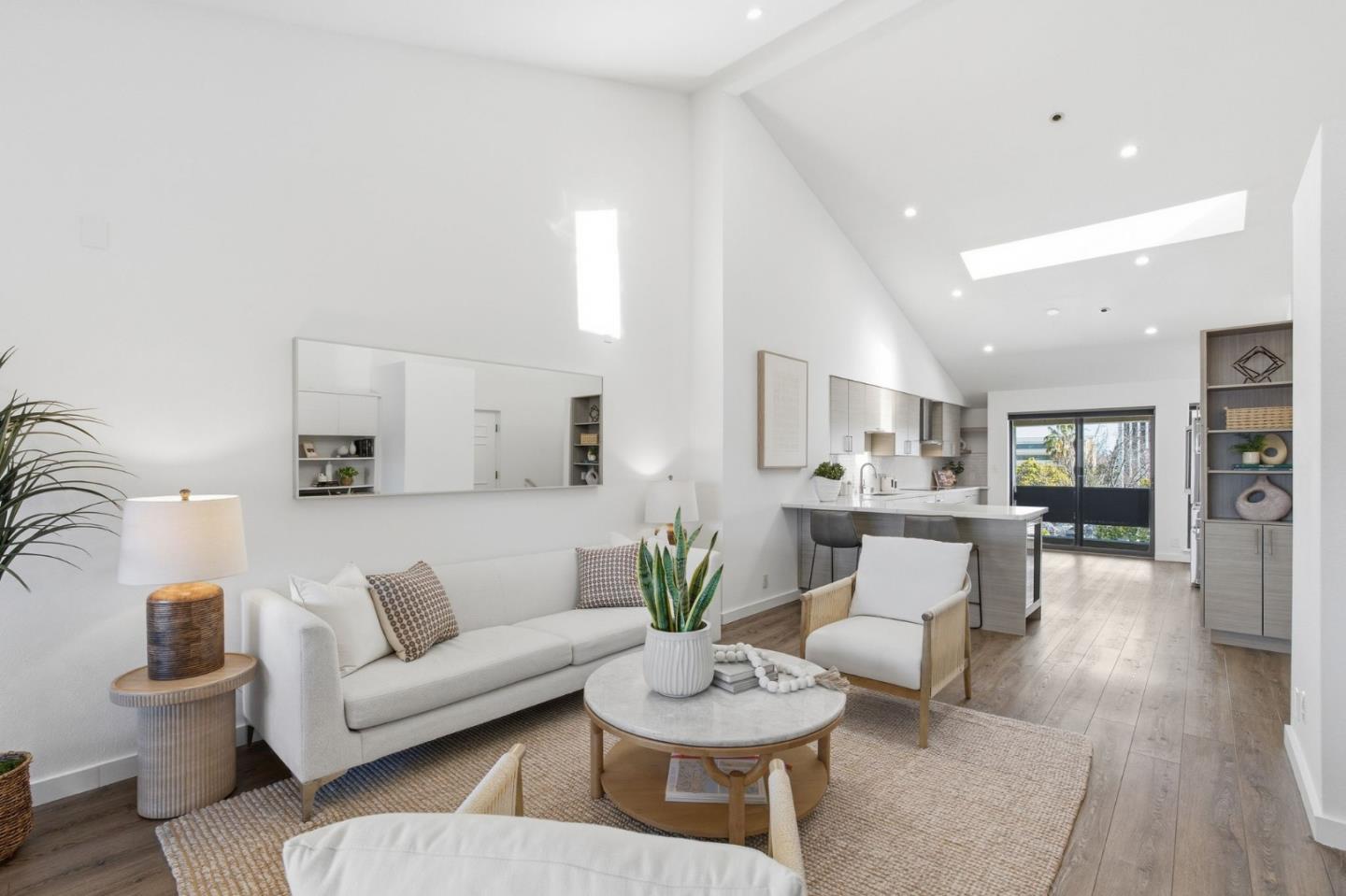 Detail Gallery Image 3 of 29 For 685 High St 5a,  Palo Alto,  CA 94301 - 2 Beds | 2/1 Baths