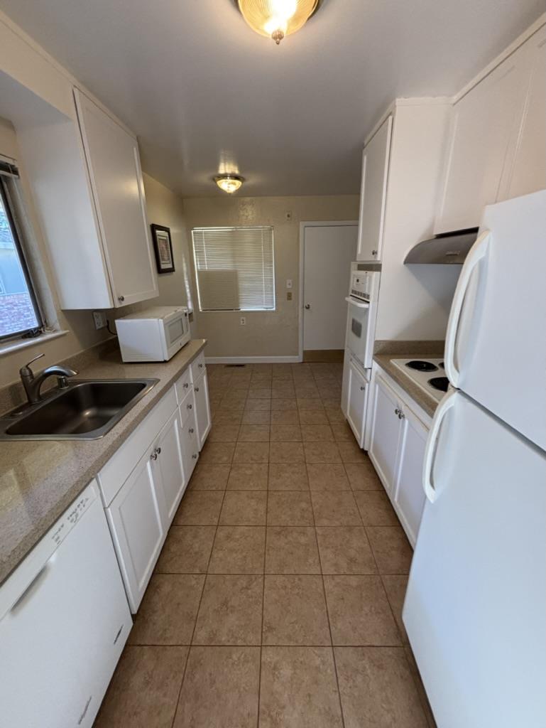 Detail Gallery Image 8 of 10 For 139 Alexander Ave, Redwood City,  CA 94061 - 2 Beds | 2 Baths