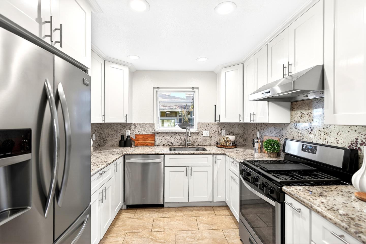 Detail Gallery Image 10 of 33 For 201 Flynn Ave #16,  Mountain View,  CA 94043 - 2 Beds | 2/1 Baths