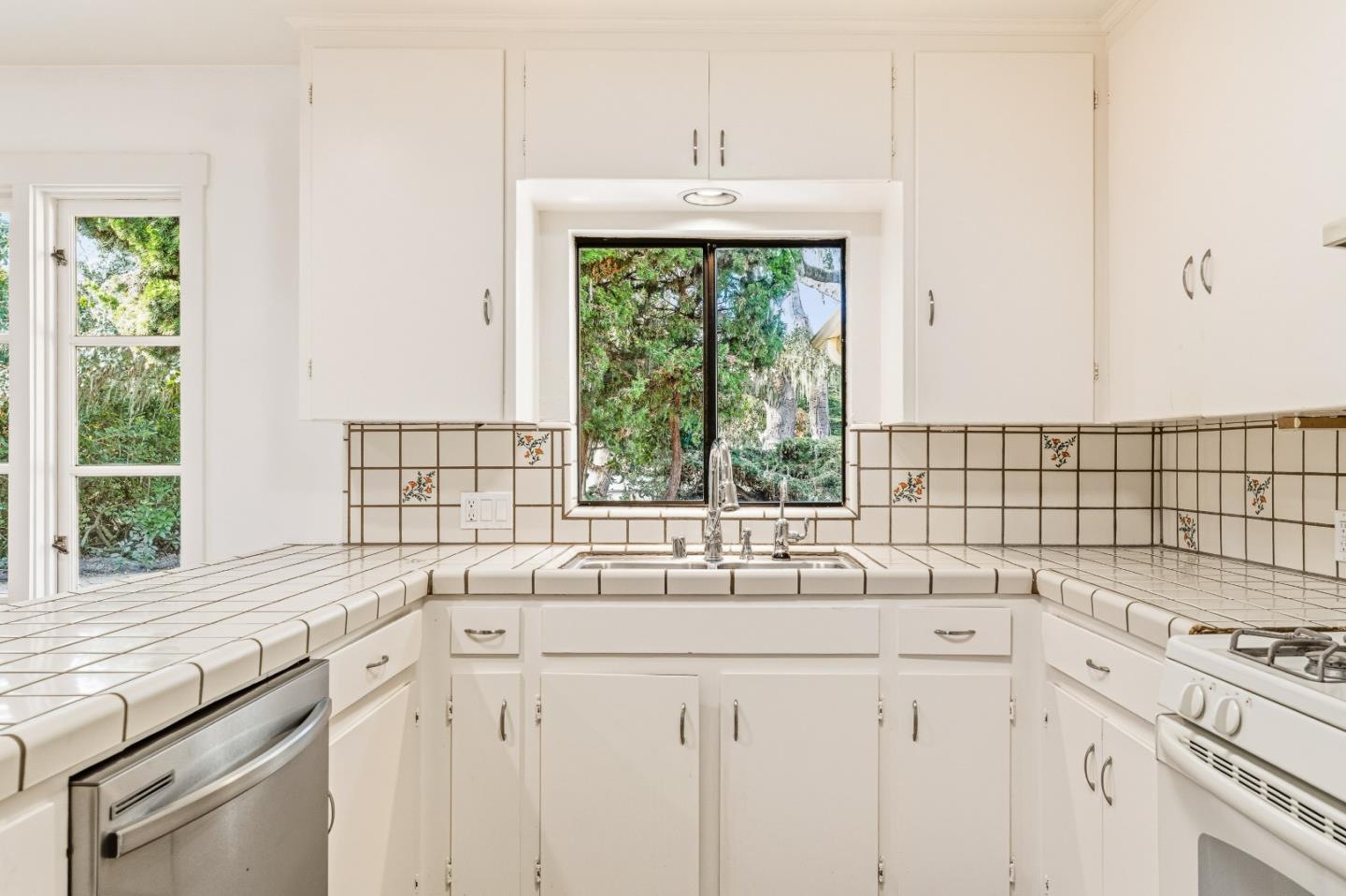 Detail Gallery Image 5 of 20 For 1132 Seaview Ave, Pacific Grove,  CA 93950 - 3 Beds | 2 Baths