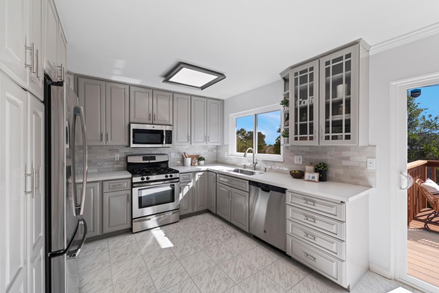 Detail Gallery Image 9 of 30 For 101 Elmwood Ct, San Bruno,  CA 94066 - 3 Beds | 3 Baths