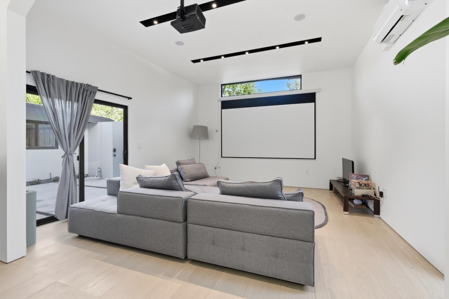 Detail Gallery Image 17 of 44 For 947 Colonial, Palo Alto,  CA 94303 - 3 Beds | 2/1 Baths