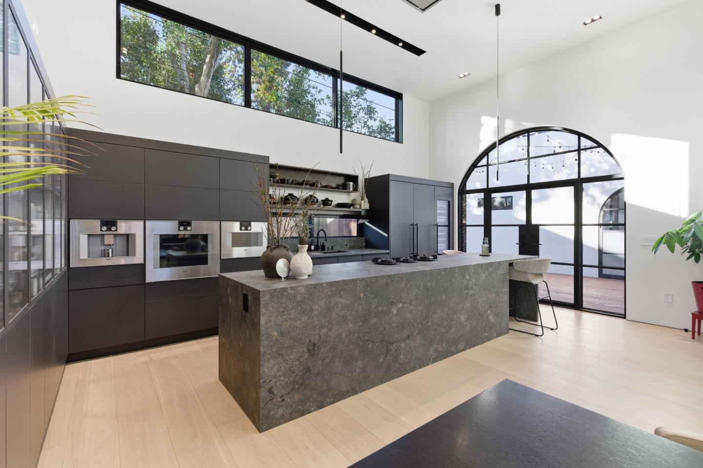 Detail Gallery Image 2 of 44 For 947 Colonial, Palo Alto,  CA 94303 - 3 Beds | 2/1 Baths